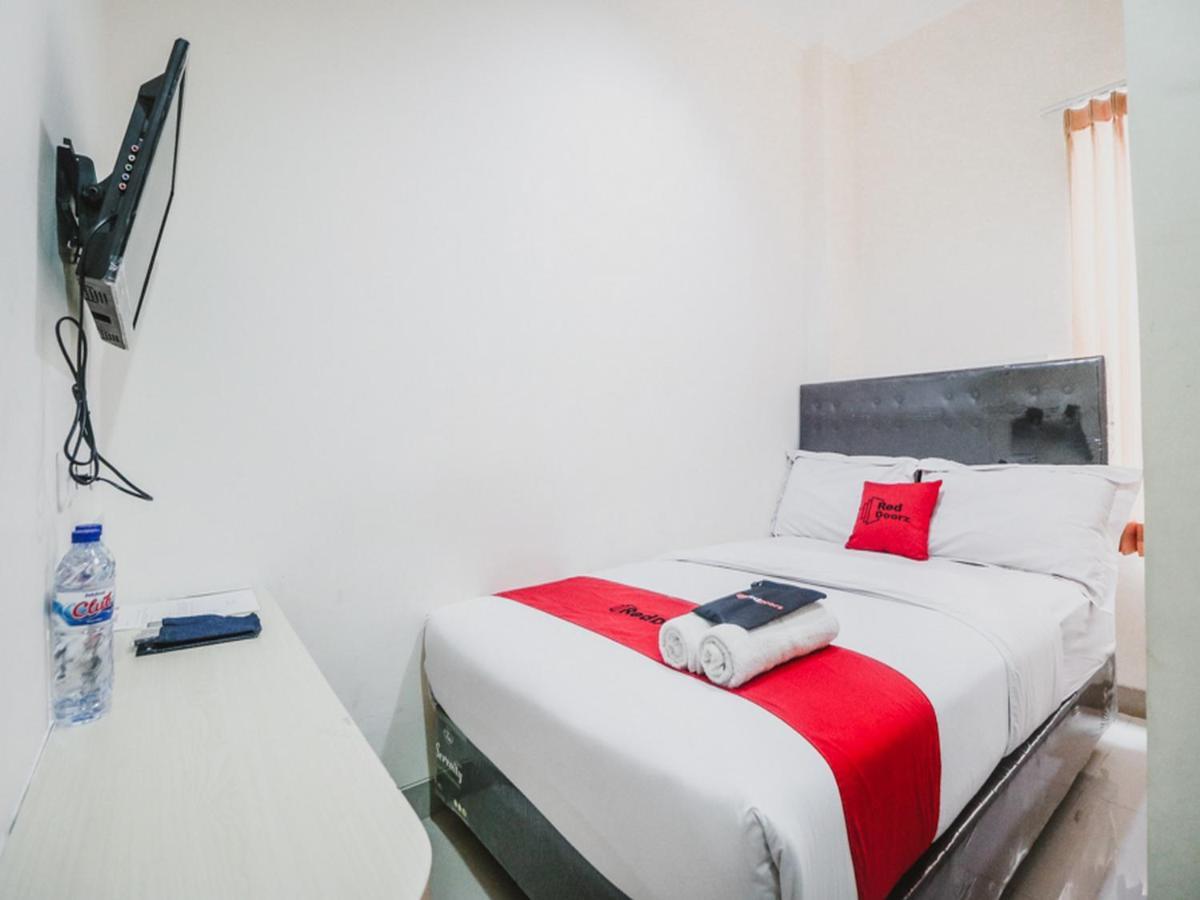 Reddoorz Plus Near Mall Ciputra Джакарта Экстерьер фото